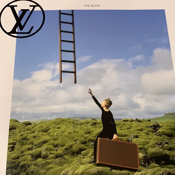 π₯SALEπ₯ Louis Vuitton Book/Magazine π₯SALEπ₯ - Picture 2 of 8
